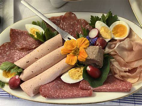Sandringe auf einer Kaffeetafel, typische deutsche Gebäckkultur
