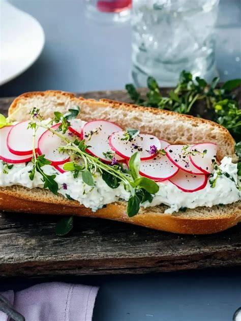 Sandwich-Frischkäse-Kuchen mit Kresse und Radieschen