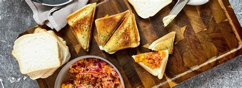 Sandwichtoast mit mediterraner Füllung und knusprigem Toast