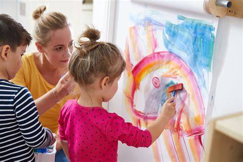 Sarah Zucker im Kindergarten mit Kindern