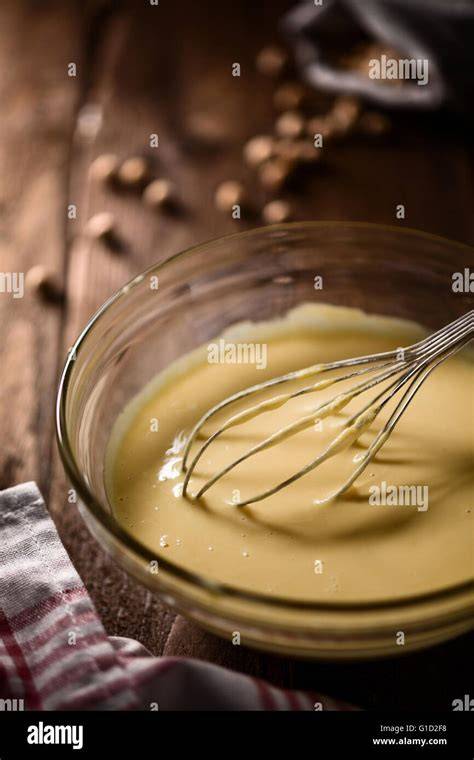 Saubere und fettfreie Schüssel mit Eiern und Schneebesen