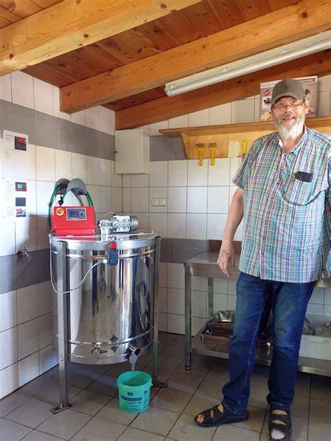 Sauberer Honigschleuderraum mit Geräten