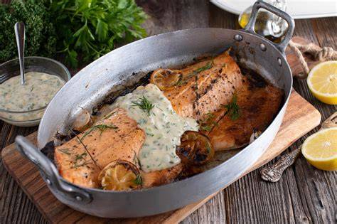 Sauce über Lachsfilet in Auflaufform