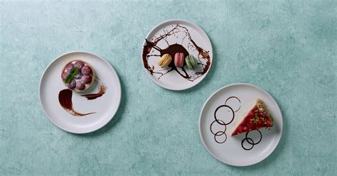 Saucenspiegel auf Dessertteller mit Mousse