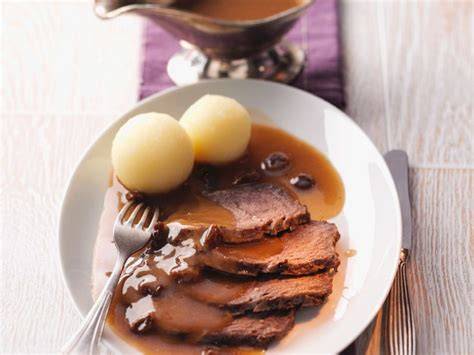 Sauerbraten mit Preiselbeeren, Klößen, Festtagstisch