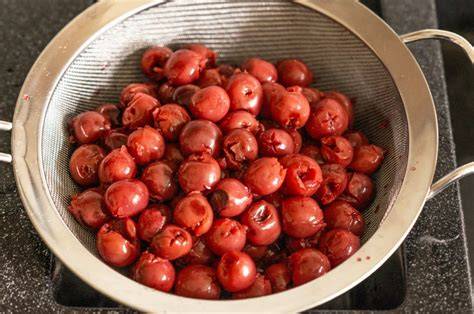 Sauerkirschen abtropfen lassen auf Sieb