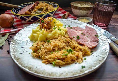 Sauerkraut mit frittierten Garnituren und Hähnchenbrust serviert