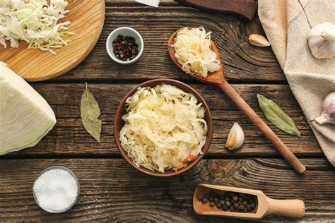 Sauerkraut und Zutaten auf einem Holztisch