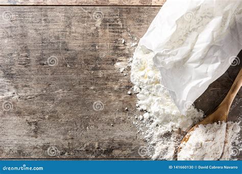 Sauerkrautkuchen auf rustikalem Holztisch