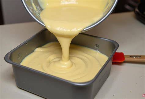 Sauerrahmcreme wird in die Form gegossen