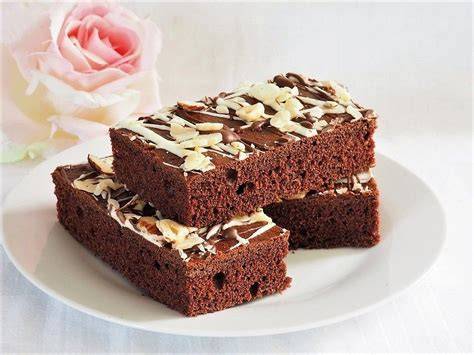 Saure-Sahne-Kuchen mit geriebener Vollmilchschokolade