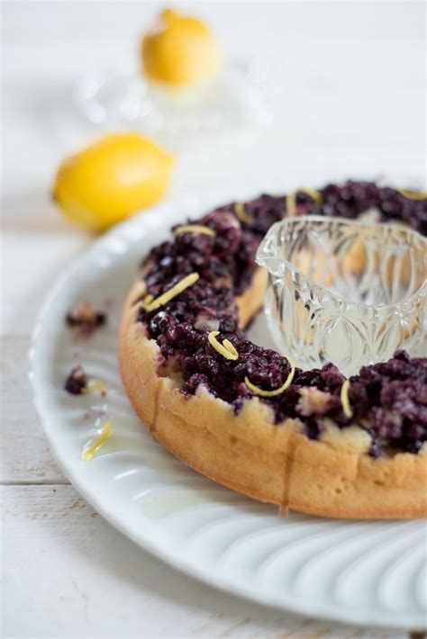 Savarinform mit fertigem Paradiescreme-Kuchen, bestäubt mit Puderzucker