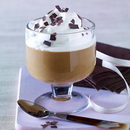 Schälchen Kaffeepudding mit Sahnehaube und Schokoraspeln