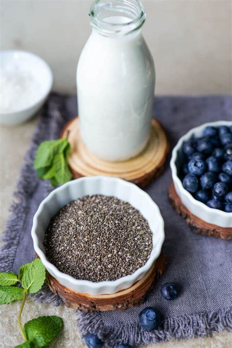 Schälchen mit Kokosmilch, Kokosblütenzucker und Meersalz für vegane Variante