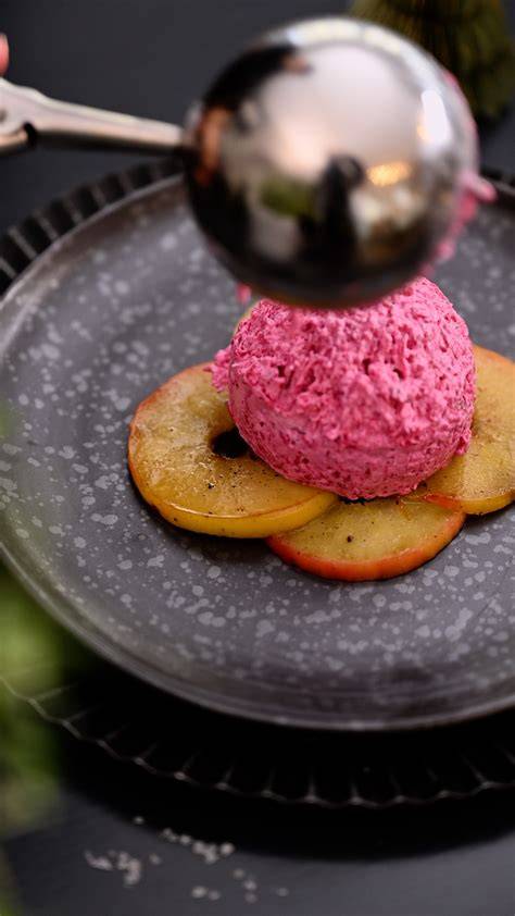 Schälchen mit Mousse und Eisvarianten