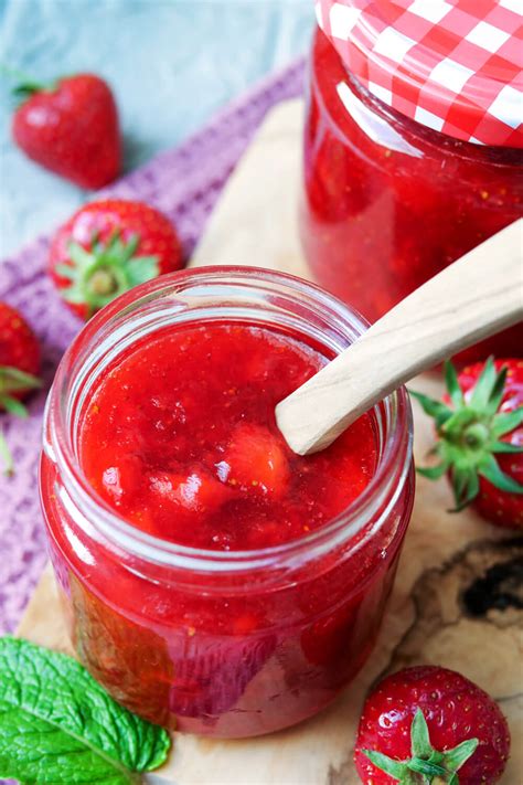 Schälchen mit frischer Erdbeer-Rhabarber-Basilikum-Marmelade