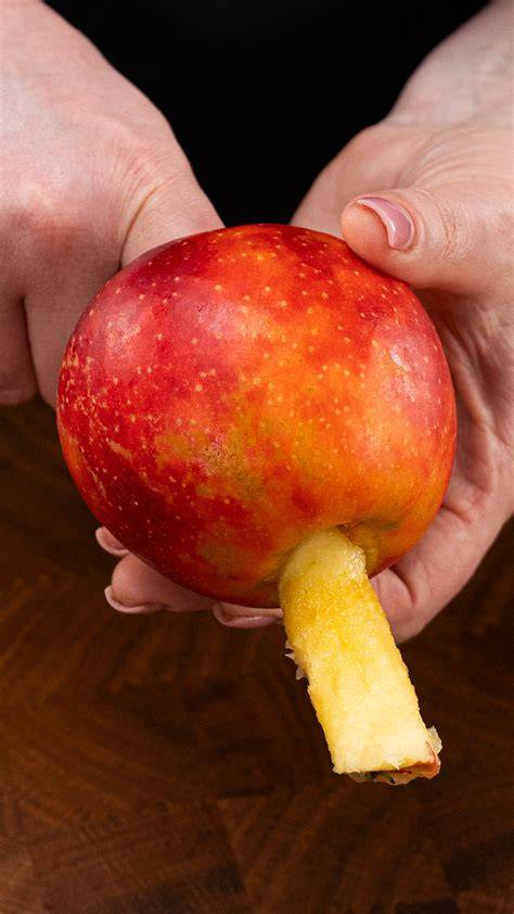 Schälende Äpfel und Zutaten