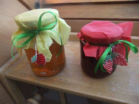Schön dekorierte Marmeladengläser als Geschenkidee aus der Küche