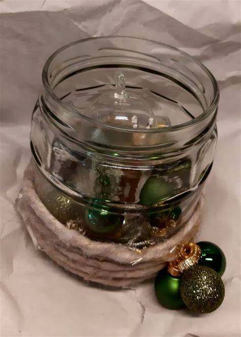 Schön dekoriertes Honignuss-Glas mit Geschenk-Etikett