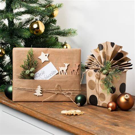 Schön verpackte Schoko-Haselnuss-Kekse als Geschenkidee zu Weihnachten
