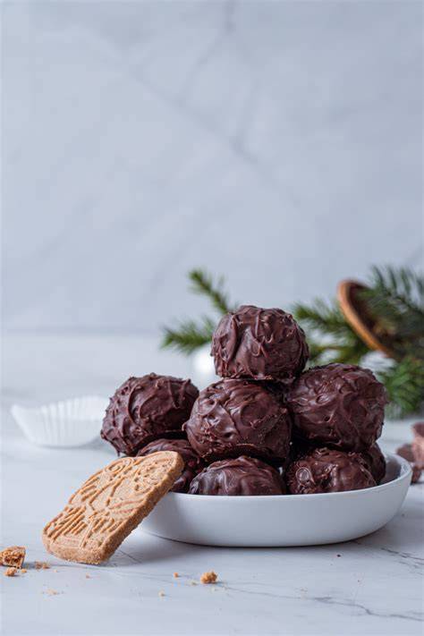 Schön verzierte Spekulatius Pralinen in Geschenkverpackung mit Geschenkanhängern