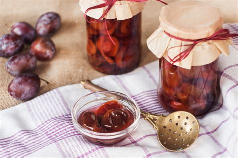 Schöne Einmachgläser mit Zwetschgen, Etiketten und Geschenk-Ideen