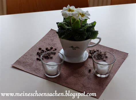 Schöne Kaffeetafel mit angeschnittenen Blaubeer-Eierlikörtorten und Porzellan