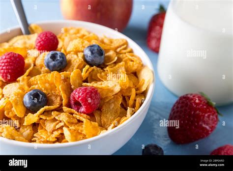 Schüssel Cornflakes mit Milch und Früchten