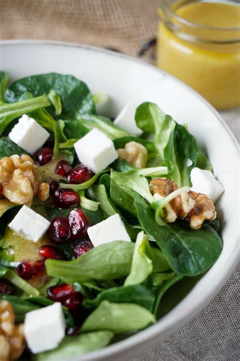 Schüssel Feldsalat mit Honig-Senf-Dressing, Walnüssen und Beeren
