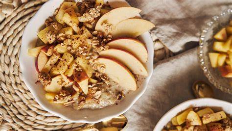 Schüssel Müsli mit Hafer, Nüssen und getrockneten Früchten