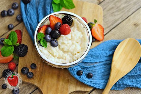 Schüssel Milchreis ohne Milch mit Zimt-Zucker und Beeren
