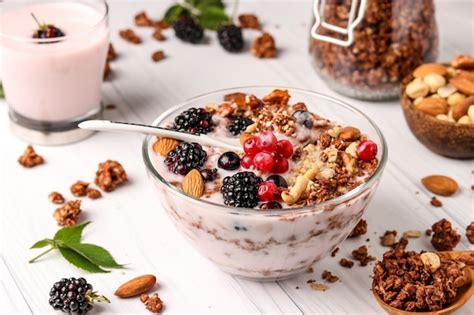 Schüssel Naturjoghurt mit Beeren und Nüssen