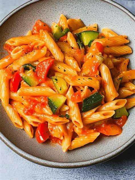 Schüssel Pasta mit Tomatensoße und Gemüse
