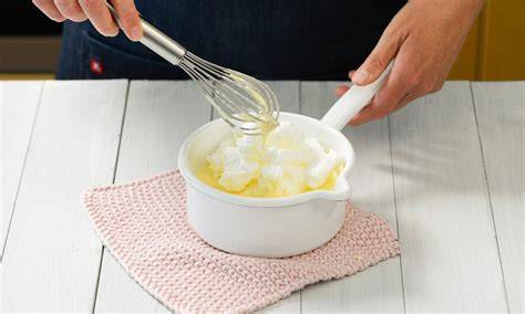 Schüssel Pudding mit untergehobenem Eischnee, lockere Wölkchen-Struktur