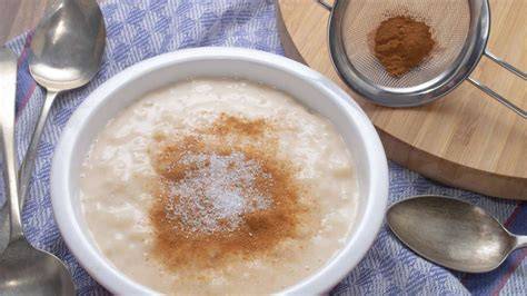 Schüssel cremiger Milchreis mit Zimt