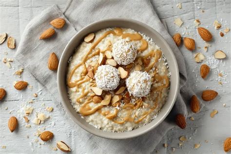 Schüssel cremiges Apfel-Zimt-Porridge mit Mandeln und Kokos
