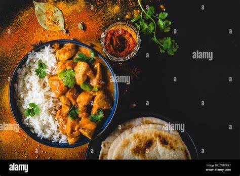 Schüssel mit Basmati-Reis und Naan-Brot