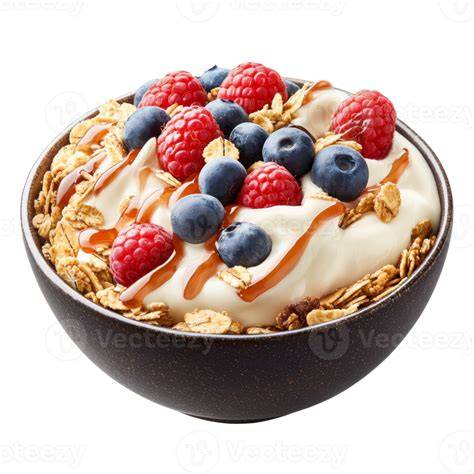 Schüssel mit Brombeeren, Joghurt und Sahne; Zutaten für Brombeereis auf Holzbrett