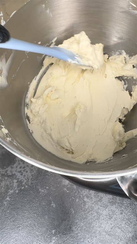 Schüssel mit Buttercreme im Wasserbad