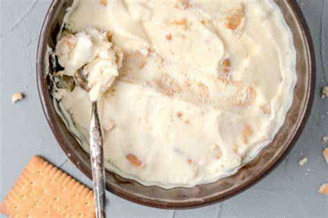 Schüssel mit Cheesecake-Eis und Keksstreuseln garniert