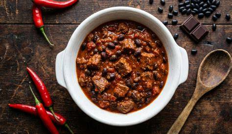 Schüssel mit Chili con Carne und Rohkakao