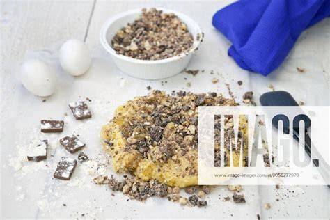Schüssel mit Cookie-Teig und gehackter Schokolade