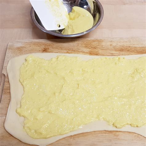 Schüssel mit Crème Pâtissière und Butterwürfeln