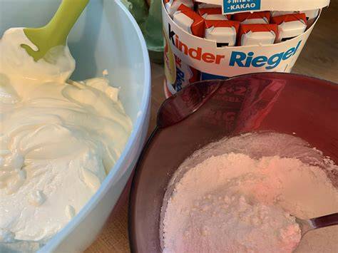 Schüssel mit Crème fraîche, Zucker und geraspelten Keksen