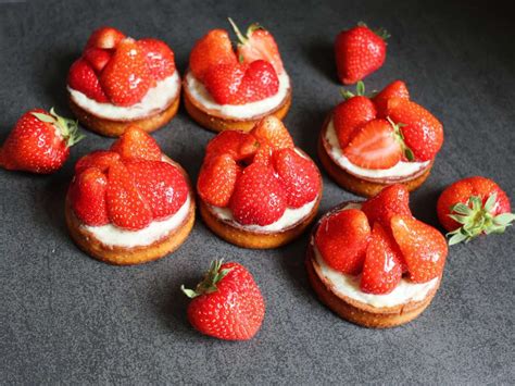 Schüssel mit Crème pâtissière und Mandelcreme