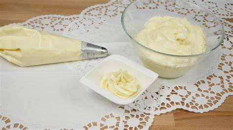 Schüssel mit Crème pâtissière und Vanilleschote