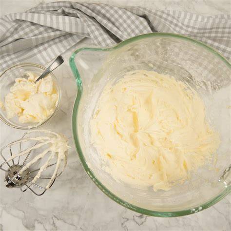Schüssel mit Cream Cheese Frosting und Zutaten Butter, Puderzucker, Frischkäse