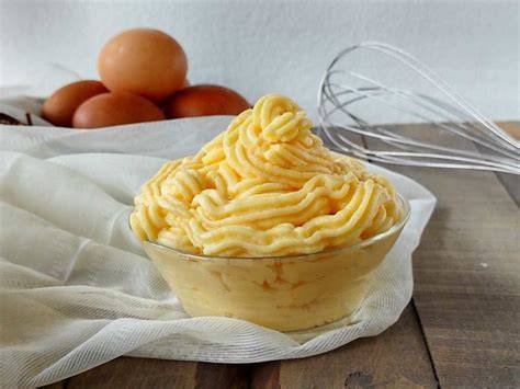 Schüssel mit Crema pasticcera und Vanilleschote