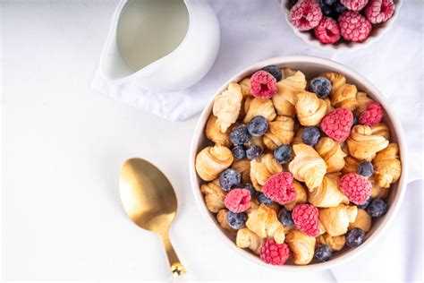 Schüssel mit Croissant-Müsli und Vanillemilch