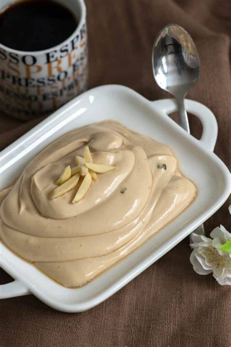 Schüssel mit Espresso-Creme und Mascarpone